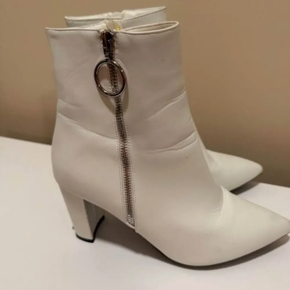 Dream Pairs White Pointed Toe Ankle Boots Size 10